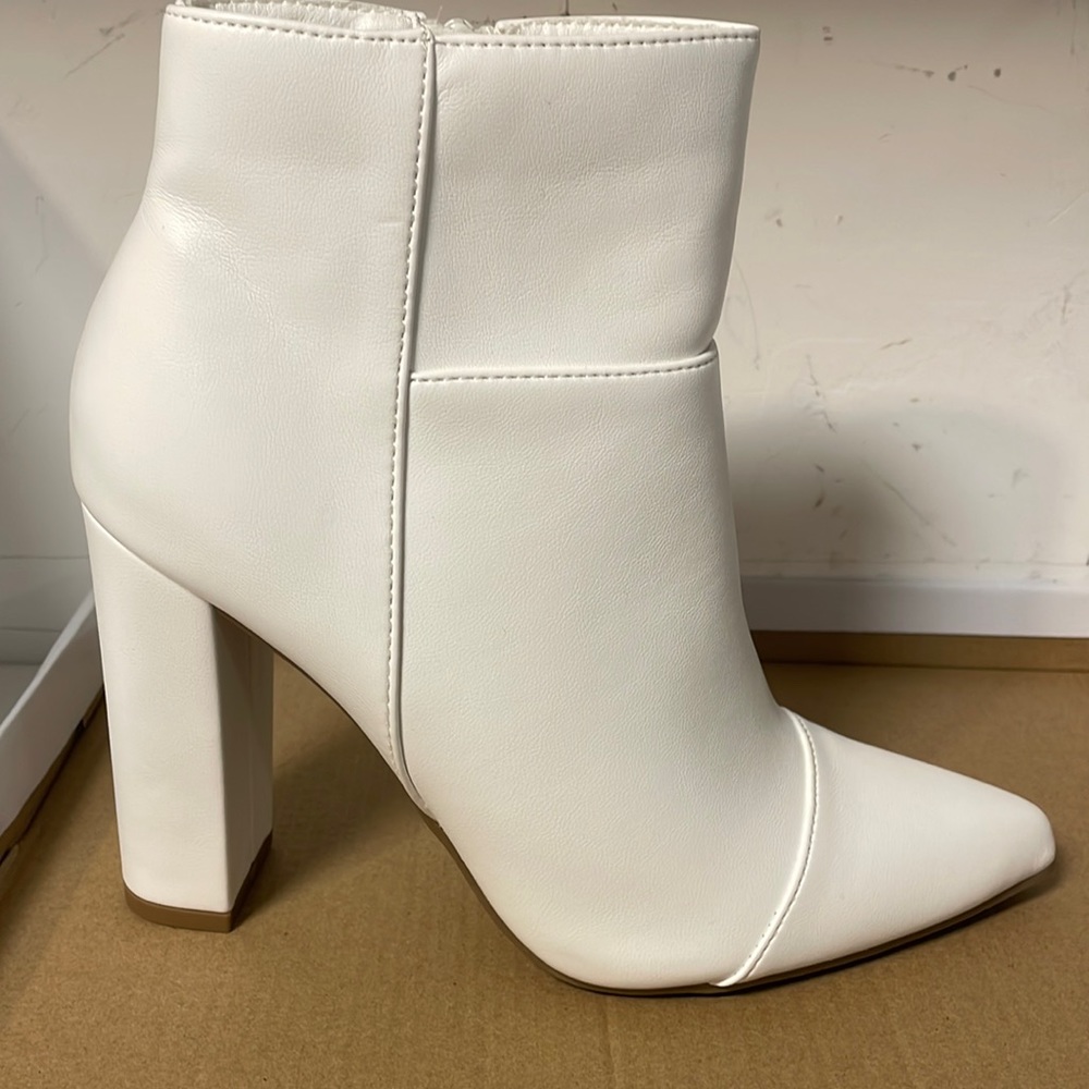 White size 7 boots xoxo Fedela
